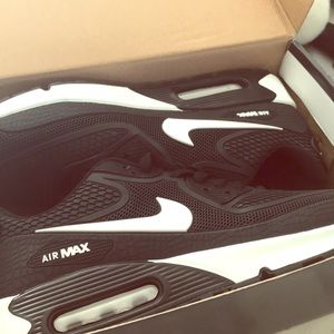 NEVER WORN NWT NIKE AIR MAX 90 US11
